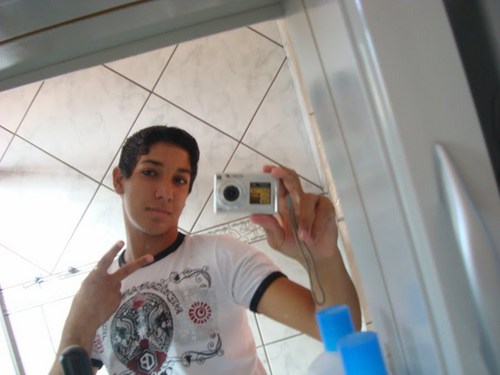 Eu queria ser invisivel,Para em teu quarto entrar e no silêncio da noite teus labios beijar :)