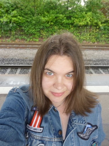 I'm a bilingual 22-year-old Swiss-American who loves cats. I currently want to learn Russian and travel to Russia even though it's so expensive... :)
