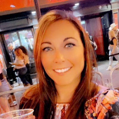 Mallory_J23's profile picture. 💚🍎4th grade teacher🍎💚