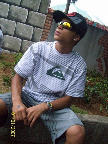 nem sempre o sorriso qe trago no rosto , é a vida qe venho levando ! ♪
