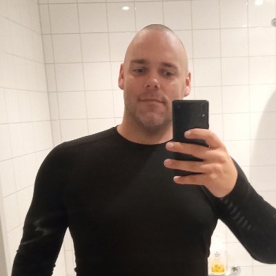 Högerorienterad medelinkomsttagare med kvalificerade utbildningar. Far och nationalkonservstiv men individsliberal.