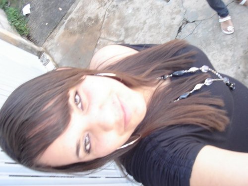 uma menina q sempre é julgada mais levanta a cabeça e vai em frente....