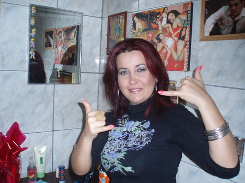 Quem eu sou? Nada alem do que fui designada a ser no teatro da vida. Corro a cada segundo pela chance de ter fortes aplausos quando a cortina se fechar.