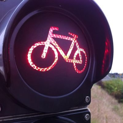 Internet Regel #2480: unter jedem Tweet zu Verkehr jammert wer über die bösen Radfahrer.