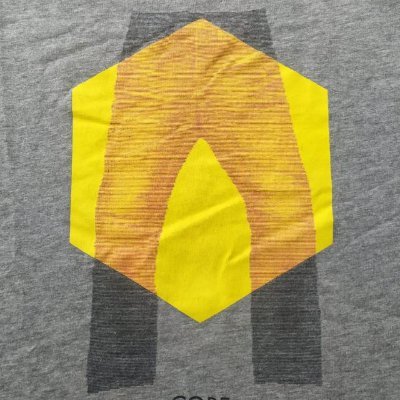 PantalonHexagon's profile picture. El hexágono en cuestión no es parte de los pantalones, sino que está sobrepuesto a los pantalones, y este es amarillo por