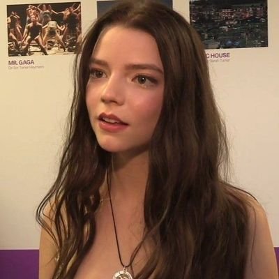 escuchando future nostalgia con anya