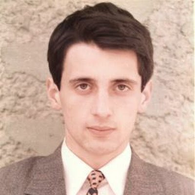 Sunt un căutător al Omului Primordial și merg pe urmele pașilor săi către Cetatea Nemuririi.