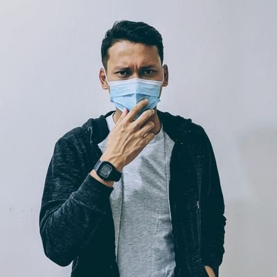 Manusia biasa yang bosan dengan realiti dunia . Cipta dunia sendiri dengan berimaginasi . Dianggap gila dan tidak siuman kerana suka cakap merapu .