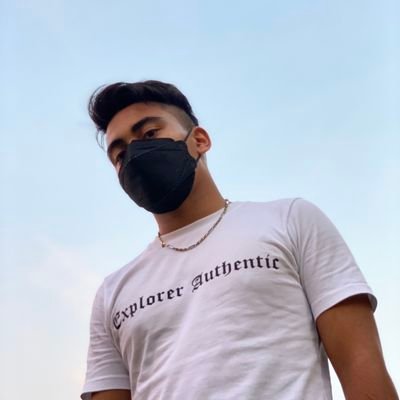Malaysian 🇲🇾
Staying Singapore🇸🇬
22 Years Old