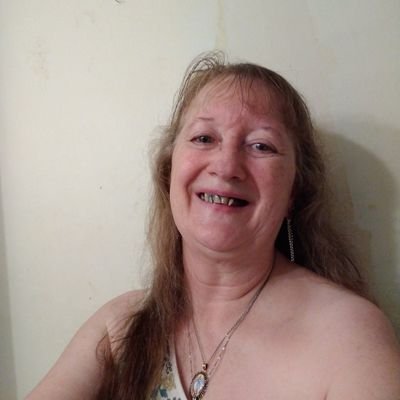 IM A DOWN TO EARTH PERSON THAT LOVES PEOPLE AND ROMAN REIGNS AND MUSIC AND RONNIE MILSAP.