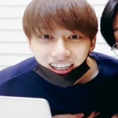 — “jun is so happy, yeah. this day? is so happy” but daily except weekends! 🐈 p.s: tweet “@dailyjunhappy junhui” for smiley jun media :)