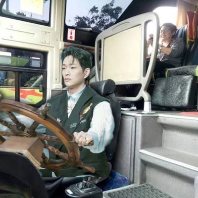 Ayo naik bus Mas Jinki! Dijamin aman, damai, tentram sampai ke tujuan. Liat tuh Dedek Kyungsoo sampe ketiduran ehehe.