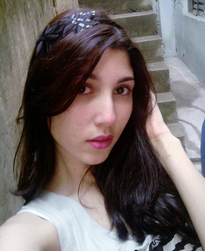 sou uma garota q gosta muito de fazer amizades!!! adoro brincar com as pessoas sou uma palhaça rsrs adoro curti a vida da melhor maneira ..