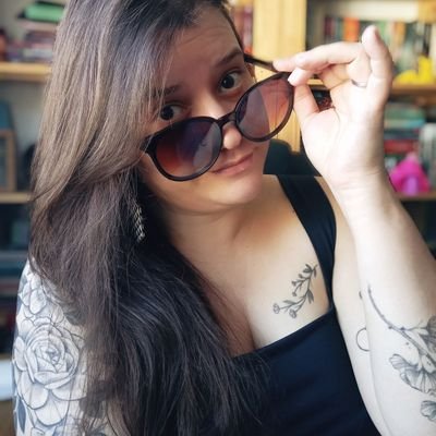 Designer de figurinha para WhatsApp ~ Criadora de filtro para Instagram ~ Tamanho de Pinscher mas morde que nem Pitbull