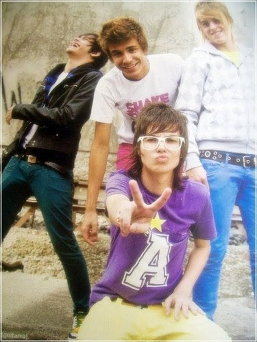 Amo Restart e voce? Entao segue ! Desde 11/02/10 :) Donas: @KaarinaCaetano e @helo_trinca
Oficializado pelo @pelurestart *-*