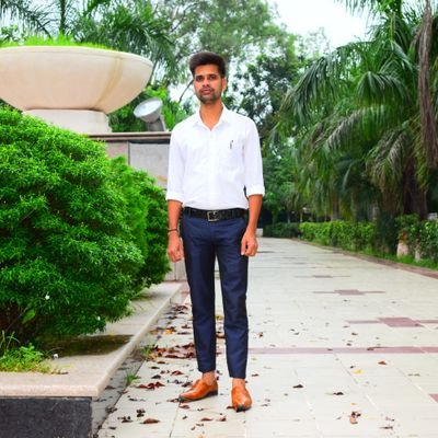 बेगुनाह कोई नहीं , राज़ सबके होते हैं ,
किसी के छुप जाते हैं , किसी के छप जाते हैं ...
❣️ Kaushik ❣️