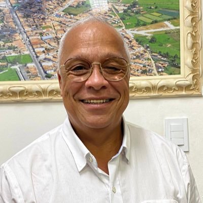 Comunicador há 40 anos: Profissional de Mkt político; Assessor de comunicação e parlamentar; Publicitário; Radialista.