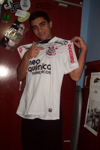 Eu sei que não sou perfeito.. E nem exijo ser
Então entes de me apontar o dedo.. Veja se suas mãos estão limpas 
Não Julgue..Antes de julgar a si próprio