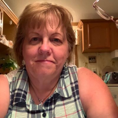 DJinNH's profile picture. Photographer,mother,para,CPhT,naturalist, past UNH AthEquipStaff, happy when others do well, card collector, stg 3B mesothelioma