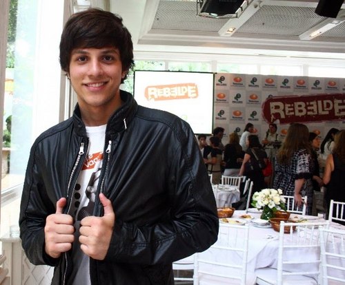 Sou uma garota louca pelo Chay Suede, e sonho um dia encontrá-lo! E sou Rebelde e vc? ♥