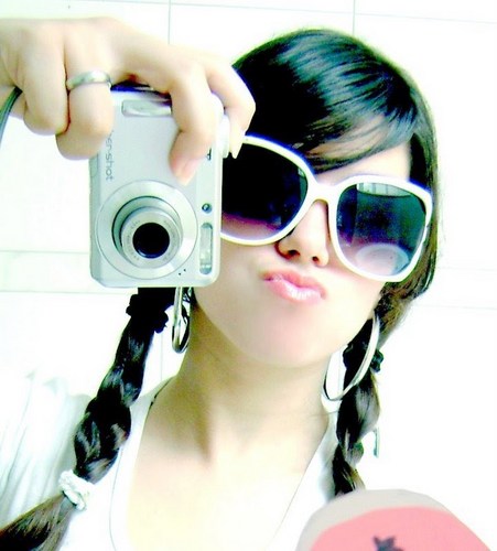 Meu nome é Leticia,tenho 17 anos....
 Aqui no twitter:@Leti_lela,falarei frases inspiradores para apaixonas,comediantes....
Venha conferir....