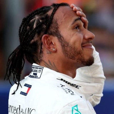 BUT HE COMES ROUND THE OUTSIDE HE’S ALSO GONE ROUND ALONSO STUNNING START BY LEWIS HAMILTON 4️⃣4️⃣🏎⚡️Engineering Major👷🏾‍♂️