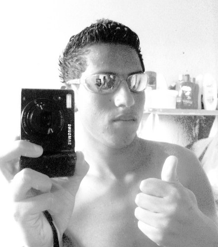 sou apenas mais um louco nesse mundão vivendo a vida como éla é ,sou legal ,divertido,e humilde! e é isso gente to na área haha !!!