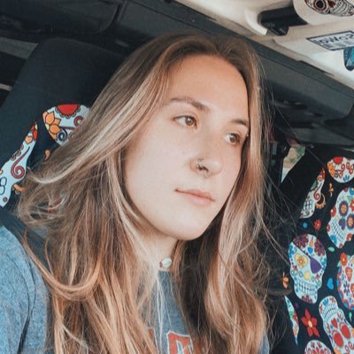 halle_bean's profile picture. my only personality trait is my jeep