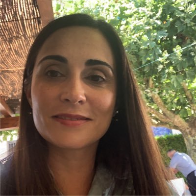 Periodista y periolista / Capicúa y palíndroma / Mamá de Darío y Madrina de Iago / Solotildista, amiga de la coma vocativa y enemiga del gerundio.