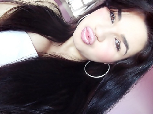 Virginiana,16 anos,estudante de técnico em Informática, inglês, gorda, meiga, carinhosa, sorridente, futura estudante de Moda&Jornalismo ,sonhadora.