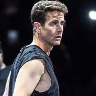 I am a 43 single 5'2 blue eyes. brown hair . new kids fan seens 1988 joey girl . with Jordan and Donnie tendency .sister. daughter and aunt. and single