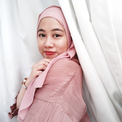 Shares what she views interesting or important. IG : @anggidenita , @jajanbarengaku , @jemaridankata |