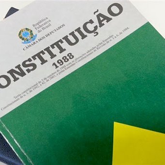 Economista com sensibilidade social. Democracia é democracia! Sem adjetivos, sem ameaças, sem poder moderador. Se corre perigo, então não é democracia...