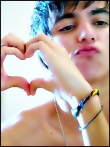 # paz e amor, e um pouquinho dêe sacanagem (6) ‘
Sαfαdo?? quαndo precisα! :$
Romαntico?? nα horα certα ! 
;)