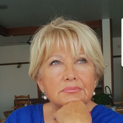 directrice hospitalière à la retraite. Ancienne élue de la vile d'Antibes et de Nice . Par Par-dessus tout Catholique Apostolique et Romaine sans ce pape dément