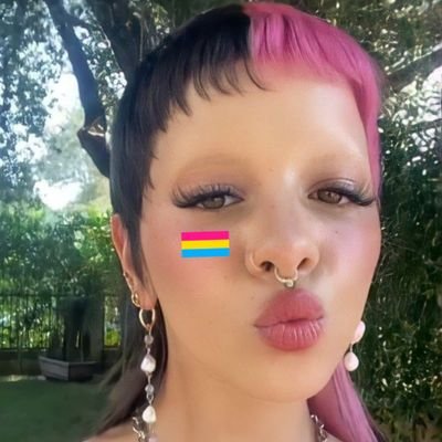 harkov__'s profile picture. eu e a melanie ouvindo k-12 ||   a/ela/-a