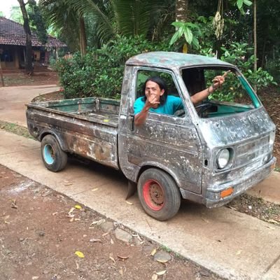 Dan Qu hanya , orang bodoh yang tak kunjung pandai.
لا تكن غبياً من أجل الحب
