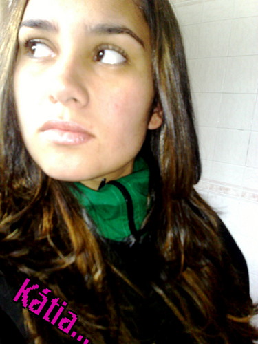 Simpática... e em alguns momentos meio loca... amoo minha filha... Keity Tyffanny