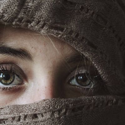 الماضي مات والقادم قد كتب والذي رحل لن يعود فقل الحمد لله وابتسم وتفائل 🥰
