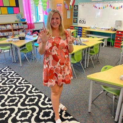 dragonfirsties's profile picture. Teacher to Dragon firsties 🍎📚✏️