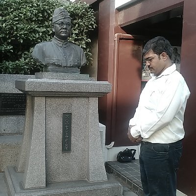 मेरी नज़र में जो भक्त है, वो देश भक्त नहीं, और जो देशभक्त है वो भक्त नहीं, कुछ देख सको तो देश का हाल देखो, नेताओं के चश्मे उतार कर