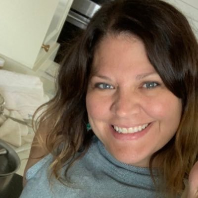 A lover of conversation. Certified Sex Therapist. Wife of a hand model @scottheffernan. Mother of 4 boys. Bidet, sex, and Ted Lasso enthusiast.