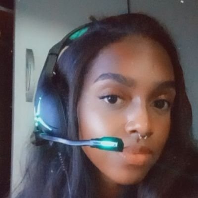 CarlaMartinesz's profile picture. Gamer profissional de club penguin e hater de água com gás.