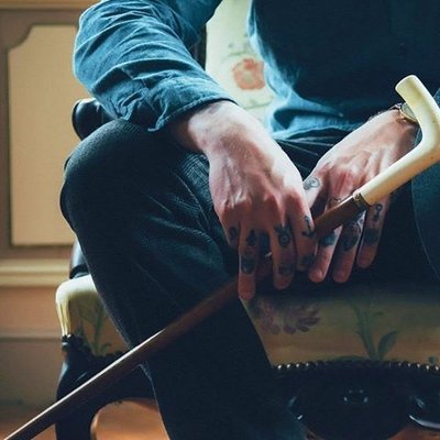 ظرُوف بَعضُ البَشَر مَدفُونَه فِي أعمَاقِهُم
فأن لم تَعرِفُها فأكرِمُهُم بِحُسنِ الظّن ~ !!