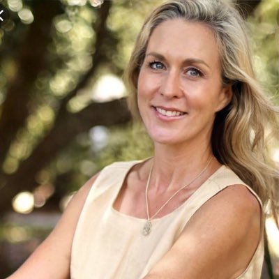 Clinical Nutritionist, Speaker & Author of Love Your Gut, gut health expert specialising in thyroid and autoimmune.
