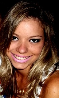 Não sei amar pela metade, não sei viver de mentiras, não sei voar com os pés no chão.   Clarice Lispector.