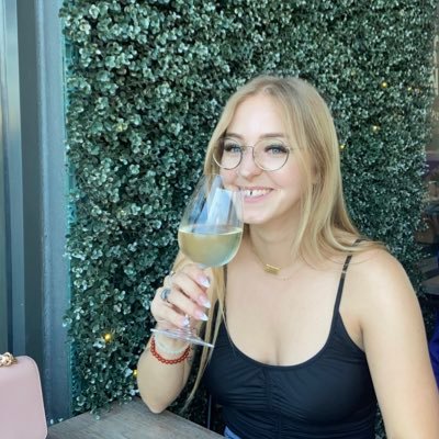 _rrhii's profile picture. this has basically turned into a taylor swift fan account