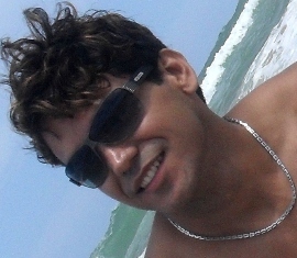 Minha atitude é canção, minha solução é amar...
Sou Multi-instrumentista, compositor, frequentam minha casa e me chamam de professor, me acostumei com a ideia!