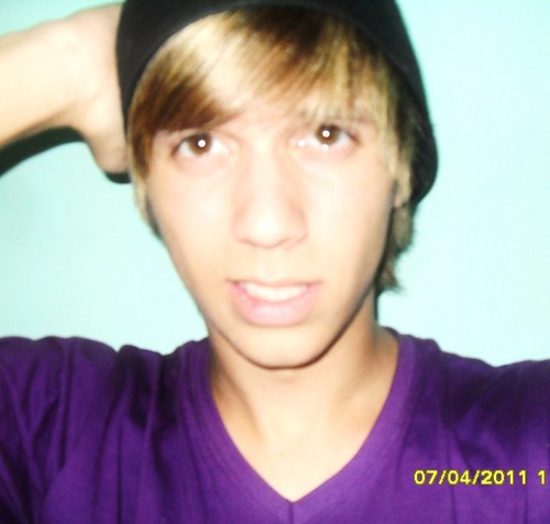 Geminiano, 17 anos,Santista,Engraçado, Bobo,carinhoso e fofinho    http://t.co/2hT1LFxTiU  Me Segue ? nhac