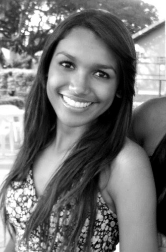 Sou abraços, sorrisos, ânimo, bom humor, sarcasmo, preguiça e sono. Música alta e silêncio. (Clarice Lispector) http://t.co/jmoX6LWbSG